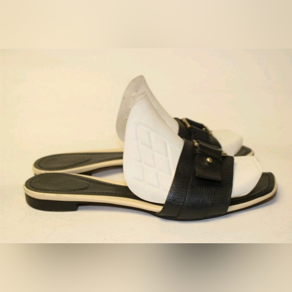 Sale Gucci Slides Womens Size 8.5 B Embossed Leather Buckle Sandals Italy Shoes - Picture 7 of 16